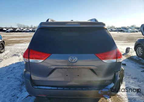 2011 Toyota Sienna Le z USA, uszkodzony, nr VIN 5TDJK3DC3BS028945